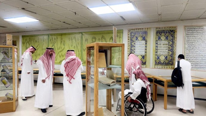 زيارة طلاب وطالبات الجامعة من ذوي الإعاقة لمكتبات الجامعة