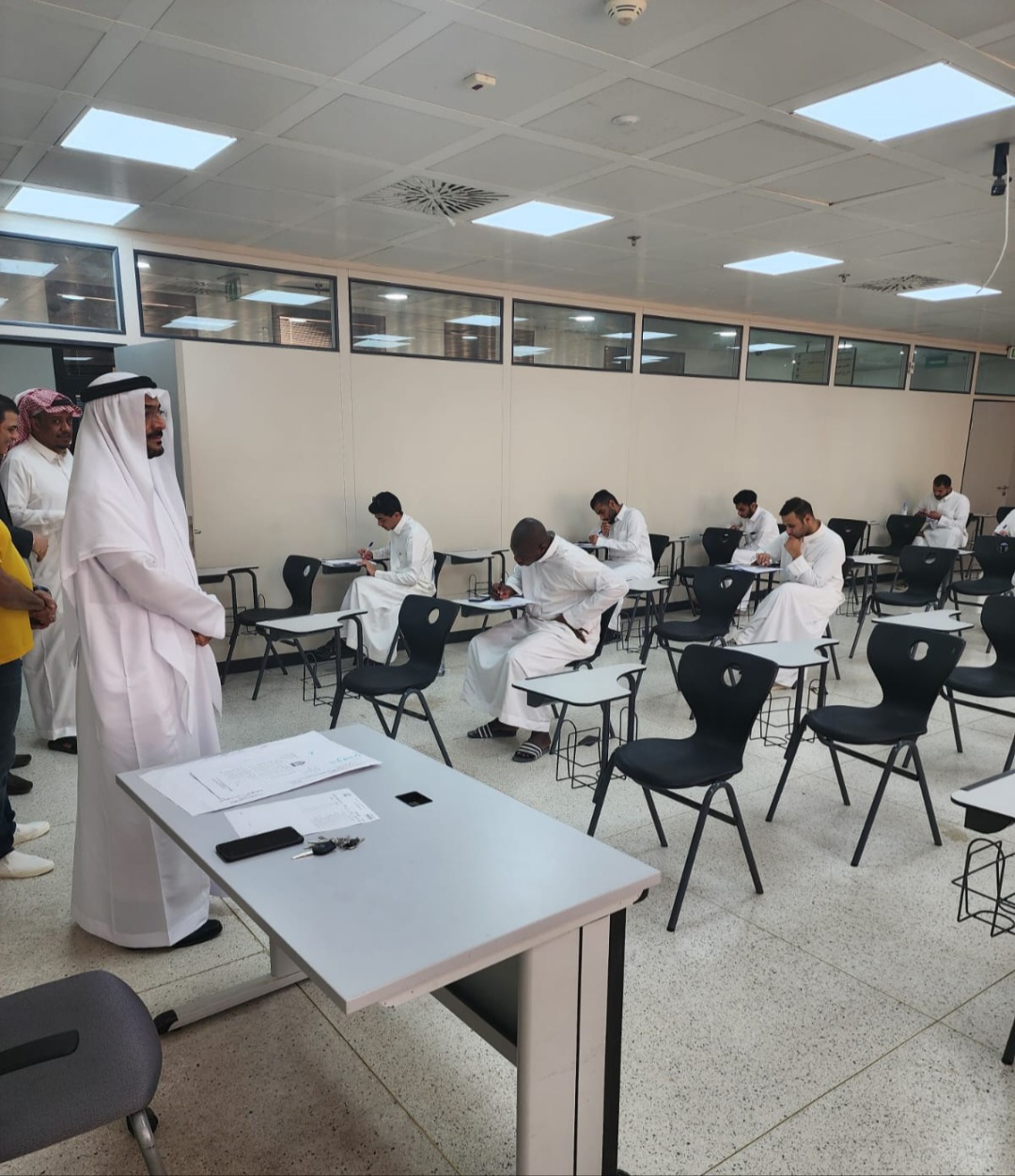 تفقد قاعات الاختبارات النهائية.jpg